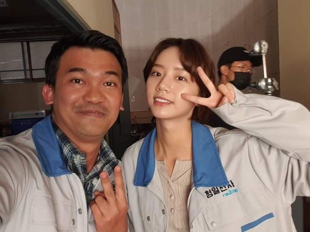 라가힐은 단역으로 각종 영화와 드라마, 뮤직비디오에 얼굴을 비췄다. 2018년 현빈, 손예진 주연 영화 ‘협상’에 강도1로 출연했으며, 2019년 tvN드라마 ‘청일전자 미쓰리’에서 생산부 사원 키산 역으로 연기 비중을 늘렸다. 2020년에는 송중기 주연 영화 ‘승리호’에 식당 종업원으로 등장했다./사진=크리스찬 라가힐 인스타그램