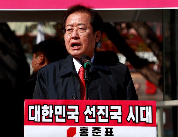 부울경 민심잡기 나선 홍준표 - 국민의힘 홍준표 대선 경선 후보가 2일 부산역에서 열린 부울경 기자회견에서 연설하고 있다. 2021.11.2.연합뉴스