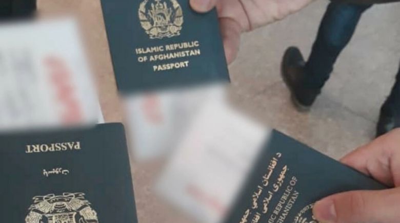영국으로 탈출한 아프간 국적 성 소수자들의 여권 (현지 인권단체 제공)