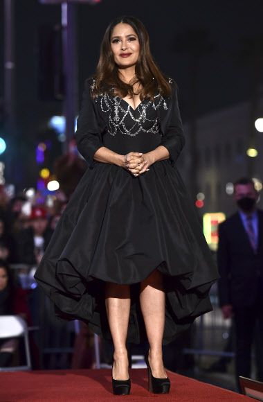 멕시코계 미국 영화배우 셀마 헤이엑이 19일(현지시간) 미국 로스앤젤레스 할리우드가에 있는 ‘할리우드 명예의 거리’(Hollywood Walk of Fame)에 입성해 포즈를 취하고 있다.AP 연합뉴스