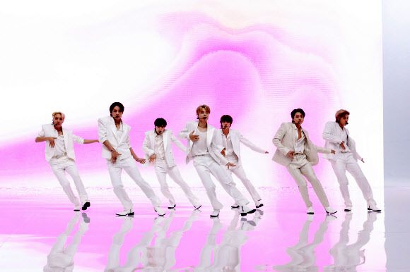 미국 ABC ‘굿모닝 아메리카 서머 콘서트’에서 ‘버터’ 무대를 선보인 BTS - 그룹 방탄소년단(BTS)이 미국 ABC 방송 ‘굿모닝 아메리카’의 여름 콘서트 시리즈 첫 주자로 나섰다.     방탄소년단은 28일 방송된 ‘굿모닝 아메리카 서머 콘서트’에 출연해 신곡 ‘버터’(Butter) 무대를 선보였다. 2021.5.29     빅히트뮤직 제공 연합뉴스