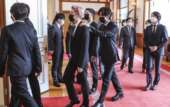 - 미래세대와 문화를 위한 대통령 특별사절 임명장 수여식이 14일 청와대 본관에서 열렸다. 그룹 BTS 멤버들이 임명장 수여식 뒤 문재인 대통령과 환담을 위해 청와대 인왕실로 들어가고 있다. 2021. 9. 14 도준석 기자 pado@seoul.co.kr