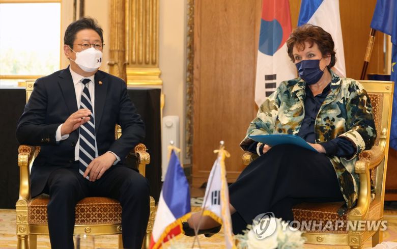 황희 문화체육관광부 장관이 15일(현지시간) 프랑스 문화부에서 로즐린 바슐로 프랑스 문화부 장관을 만나 면담하고 있다. 2021.11.15 연합뉴스
