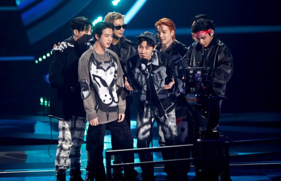 BTS, 3년 연속 AMA 그룹 부문 수상 - 그룹 방탄소년단(BTS)이 22일(한국시간) 미국 3대 음악 시상식으로 꼽히는 ‘아메라칸 뮤직 어워즈’(American Music Awards·AMA)에서 ‘페이보릿 팝 듀오 오어 그룹’ 부문에서 수상한 뒤 멤버 제이홉이 수상소감을 말하고 있다. 2021.11.22 로이터 연합뉴스