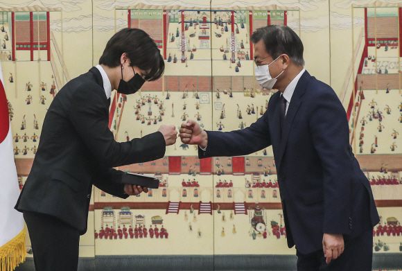 - 미래세대와 문화를 위한 대통령 특별사절 임명장 수여식이 14일 청와대 본관에서 열렸다. 문재인 대통령이 그룹 BTS 멤버 지민에게 임명장과 선물을 수여한 뒤 주먹인사를 하고 있다. 2021. 9. 14 도준석 기자 pado@seoul.co.kr