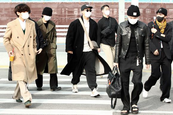 방탄소년단, 월드스타의 출국길 - 그룹 방탄소년단(BTS)이 미국 로스앤젤레스에서 열리는 2021 아메리칸 뮤직 어워드 참석 및 오프라인 콘서트를 위해 17일 오후 인천국제공항 제2터미널을 통해 출국하고 있다. 2021.11.17 연합뉴스