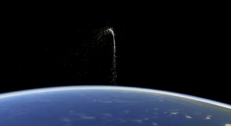 지난 15일 러시아가 위성 요격 실험을 통해 파괴한 위성의 파편(우주쓰레기)가 지구 궤도를 따라 이동하는 모습을 시뮬레이션 한 영상 캡쳐(영상=사우샘프턴대학 휴 루이스 교수)