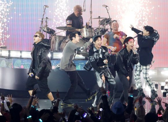 콜드플레이와도… 빛나는 BTS 무대 - 지난 21일 BTS와 영국 밴드 콜드플레이가 아메리칸 뮤직 어워즈 시상식에서 ‘마이 유니버스’ 합동 공연을 펼치는 모습.로이터 연합뉴스