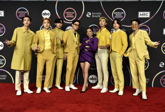 - BTS(방탄소년단)이 21일(현지시간) 미국 로스앤젤레스 마이크로소프트 시어터에서 열린 ‘2021 아메리칸 뮤직 어워드(2021 American Music Awards)에서 페이보릿 팝 듀오·그룹상 수상에 이어 ‘버터(butter)’로 페이보릿 팝 송까지 수상하고 기자 회견장에서 포즈를 취하고 있다. AP 연합뉴스