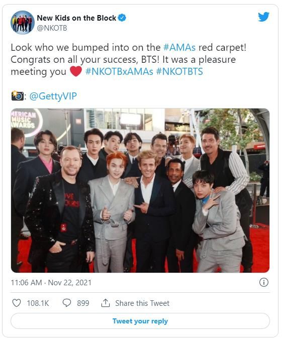 “우리가 누굴 만났게? 바로 BTS, 모든 성공 축하해” 뉴키즈온더블록 - 뉴키즈온더블록과 함께한 BTS. 뉴키즈온더블록 트위터 캡처