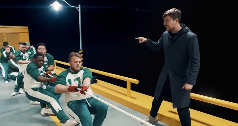 현실판 ‘오징어게임’의 ‘줄다리기’ 게임에 참가하고 있는 모습. 유튜브 ‘MrBeast’ 캡처