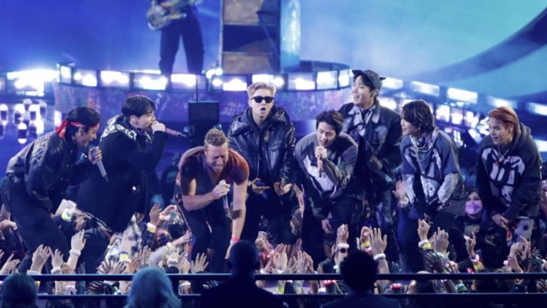 AMA 무대서 콜드플레이와 합동공연 펼치는 BTS - 21일(현지시간) 미국 캘리포니아주 로스앤젤레스 마이크로소프트 시어터에서 열린 ‘아메리칸 뮤직 어워즈’(American Music Awards·AMA) 무대에서 그룹 방탄소년단(BTS)이 영국 밴드 콜드플레이와 함께 노래하고 있다. 방탄소년단은 대상에 해당하는 ‘아티스트 오브 더 이어’(Artist of the Year)를 비롯해 ‘페이보릿 팝 듀오 오어 그룹’(Favorite Pop Duo or Group)과 ‘페이보릿 팝송’(Favorite Pop Song) 등 총 3개 부문 후보에 이름이 올랐으며, 현재까지 ‘페이보릿 팝 듀오 오어 그룹’ 부문에서 수상해 3년 연속으로 이 부문 트로피를 품에 안았다. 2021.11.22 로스앤젤레스 로이터 연합뉴스