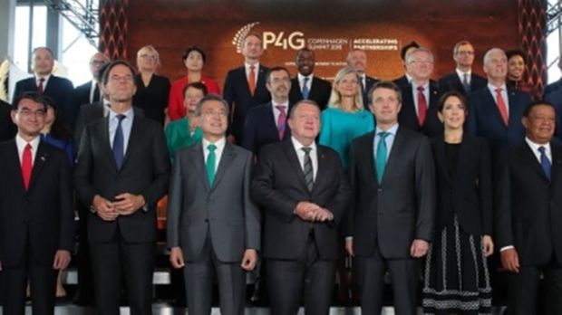 2018년 P4G 정상회의 참석 차 덴마크를 방문한 문재인 대통령(아랫줄 왼쪽 세 번째)이 내빈들과 기념촬영을 하던 모습./연합뉴스