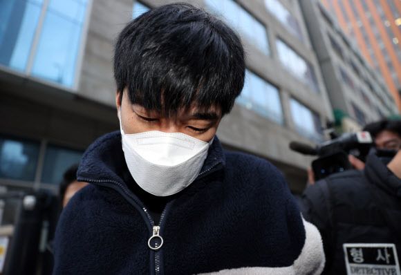 ‘스토킹 살인’ 김병찬, 보복살인 혐의로 검찰 송치 - 스토킹으로 경찰의 신변보호를 받던 전 여자친구를 살해한 김병찬이 29일 오전 검찰로 송치되기 위해 서울 남대문경찰서를 나서고 있다. 2021.11.29 연합뉴스