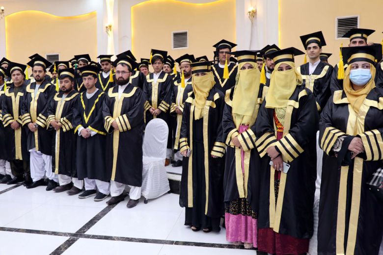 칸다하르에 위치한 사립대학 미르와이스 니카 대학을 졸업한 여성들의 모습. 사진=EPA 연합뉴스