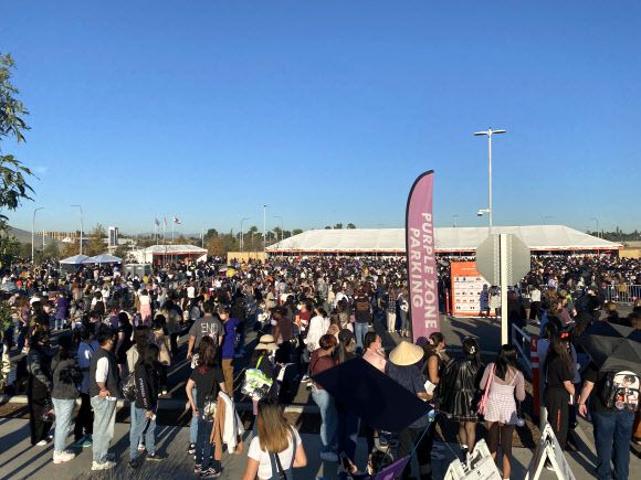 2년 만에 열리는 BTS 첫 대면 콘서트 - 27일(현지시간) 미국 캘리포니아 잉글우드에 위치한 소파이 스타디움이 2년 만에 열리는 방탄소년단의 첫 대면 콘서트에 입장하려는 관람객들로 붐비고 있다. 2021.11.28 연합뉴스