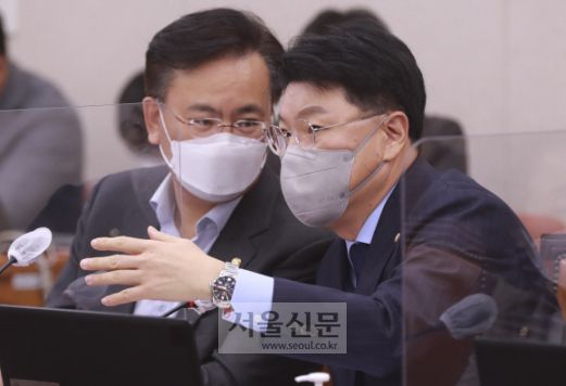 장제원(오른쪽)?유상범 국민의힘 의원이 30일 오후 서울 여의도 국회에서 열린 법제사법위원회 전체회의에서 대화를 나누고 있다.2021. 11. 30 김명국 선임기자 daunso@seoul.co.kr