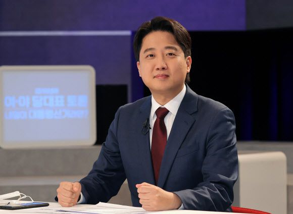 발언하는 이준석 - 국민의힘 이준석 대표가 9일 오후 서울 마포구 상암MBC 스튜디오에서 열린 ‘100분 토론’에서 발언하고 있다. 2021.11.9 국회사진기자단