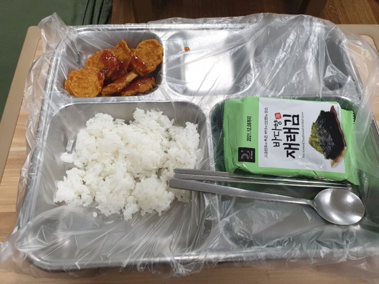 11월 5일 5공병여단 격리장병 저녁식사 - 제보자는 “당시 국은 없었고, 김치는 있었지만 받지 않았다”고 설명했다. 육군훈련소 대신 전해드립니다