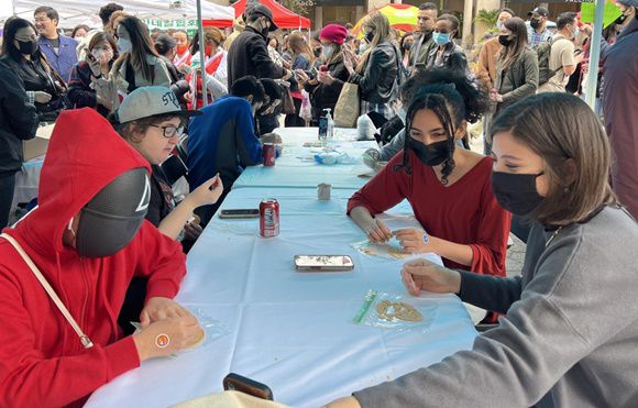 달고나 뽑기를 하는 뉴요커들 - 24일(현지시간) 미국 뉴욕 유니언스퀘어에서 열린 ‘2021 코리안 페스티벌’에서 드라마 ‘오징어 게임’ 분장을 하고 달고나 뽑기 게임을 하는 현지인 참가자들. 2021.10.25 aT 미주지역본부 제공