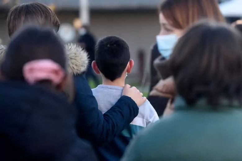 스페인 북서부 폰테베드라에서 현지시간 15일 코로나19 백신 접종을 받기 위해 부모와 함께 줄을 선 아이의 모습.(사진=AFP 연합뉴스)