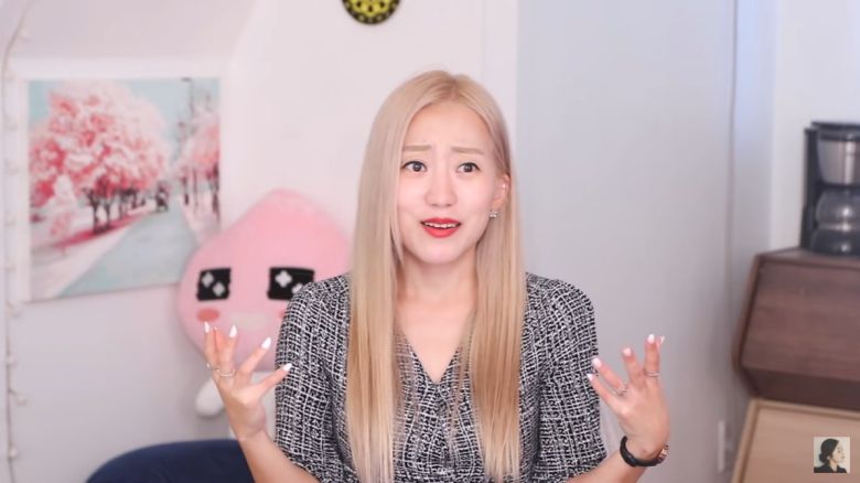 외국인들이 한국에서 술 마실 때 하는 실수를 주제로 얘기하고 있는 레이첼 김. 레이첼 김 유튜브 캡처