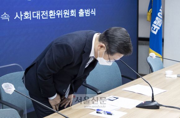 - 이재명 더불어민주당 대선후보가 16일 여의도 중앙당사에서 열린 사회대전환 위원회 출범식후 아들의 도박의혹과 관련 사과를 하고 있다. 2021. 12. 16 김명국 선임기자 daunso@seoul.co.kr