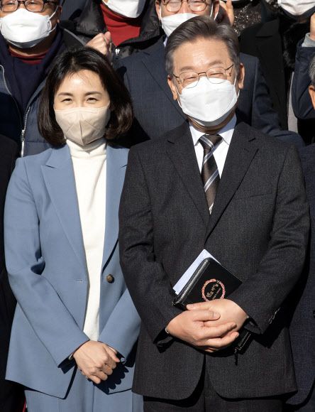 정읍 교회 방문한 이재명 대선후보 부부 - 더불어민주당 이재명 대선후보와 부인 김혜경 씨가 5일 전북 정읍시 성광교회 주일예배를 마친 뒤 기념촬영을 하고 있다. 2021.12.5 더불어민주당 선대위 제공