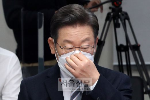 - 이재명 더불어민주당 대선후보가 16일 오전 서울 여의도 중앙당사에서 열린 2차 국가인재 영입발표에서 마스크를 고쳐쓰고 있다.2021. 12. 16 김명국 선임기자 daunso@seoul.co.kr