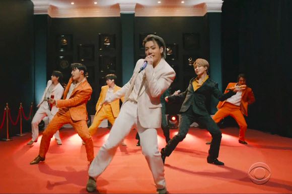 - 지난해 3월 14일(현지시간) 미국 캘리포니아주 로스앤젤레스 컨벤션센터에서 열린 제63회 그래미 어워즈에서 방탄소년단(BTS)이 사전 촬영 영상을 통해 그들의 메가 히트곡 ‘다이너마이트’를 노래하고 있다. CBS/레코딩 아카데미 제공