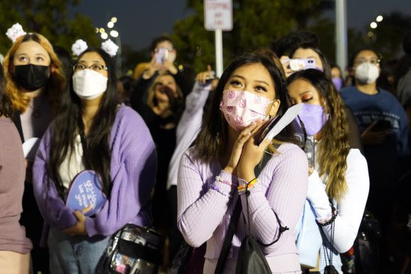 - 지난 27일(현지시간) 미국 로스앤젤레스(LA) 소파이 스타디움 입구에서 방탄소년단(BTS) 콘서트의 입장이 시작되자 한 관람객이 기쁜 표정을 짓고 있다. 2021.11.29 연합뉴스