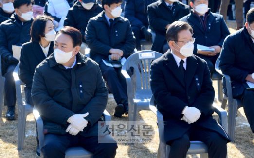 - 19일 서울 용산구 효창공원에서 엄수된 매헌 윤봉길 의사 순국 89주기 추모식에서 이재명(오른쪽) 더불어민주당 대선후보와 윤석열 국민의힘 대선후보가 황기철 국가보훈처장의 추모사를 듣고 있다.2021. 12. 19 김명국 선임기자 daunso@seoul.co.kr