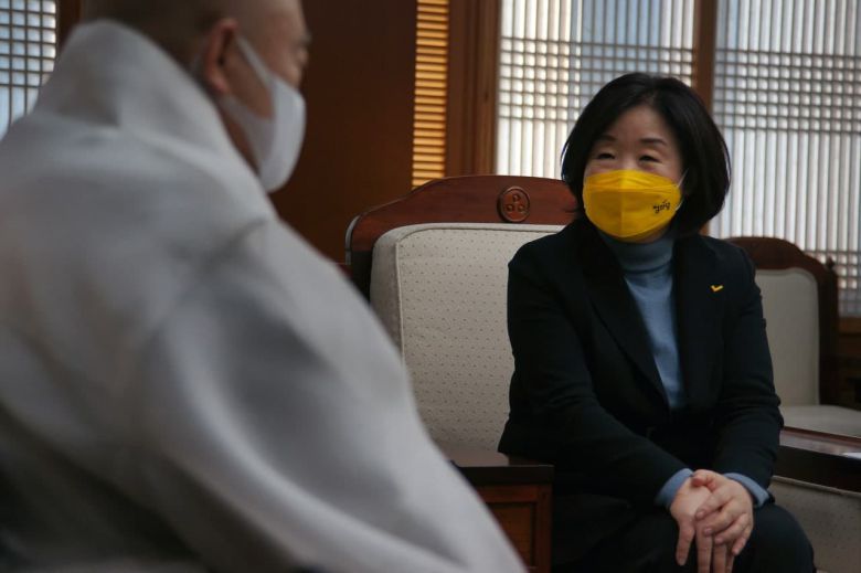 심상정 정의당 대선후보가 21일 종로구 한국불교역사문화기념관에서 조계종 총무원장 원행스님을 예방하고 있다. 정의당 제공