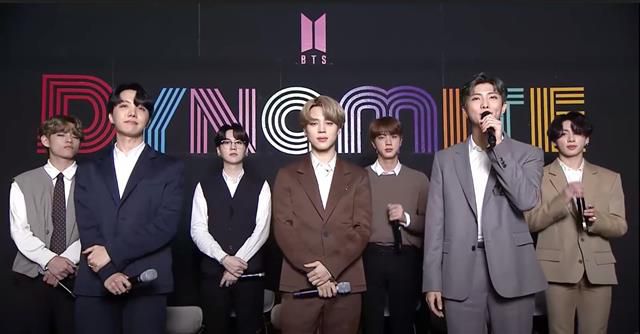- 지난 1일 미국 빌보드 메인 싱글 차트 ‘핫 100’에서 ‘다이너마이트’로 한국 가수 첫 1위에 오른 방탄소년단은 2일 온라인으로 열린 글로벌 미디어데이에서 “팬분들과 즐기고 싶은 마음에서 출발한 곡인데 좋은 성적을 받아서 행복하다”며 “고마운 팬들을 하루 빨리 공연장에서 만나고 싶다”고 소감을 전했다. 왼쪽부터 멤버 뷔, 제이홉, 슈가, 지민, 진, RM, 정국.빅히트 엔터테인먼트 제공
