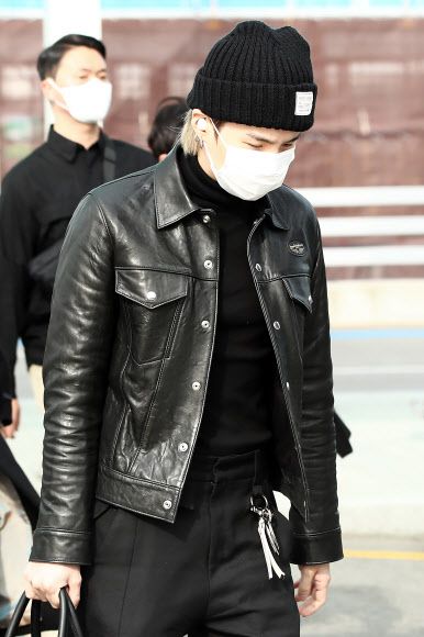 출국하는 슈가 - 그룹 방탄소년단(BTS) 슈가가 미국 로스앤젤레스에서 열리는 2021 아메리칸 뮤직 어워드 참석 및 오프라인 콘서트를 위해 17일 오후 인천국제공항 제2터미널을 통해 출국하고 있다. 2021.11.17 연합뉴스