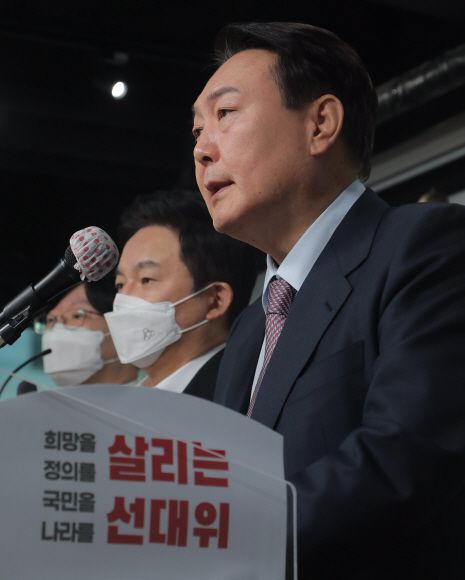 윤석열 국민의힘 대선후보가 26일 서울 여의도 당사에서 ‘상식회복 공약-성장과 복지의 선순환’ 정책공약 기자회견을 갖고 있다. 윤 후보 왼쪽은 원희룡 선거대책위원회 정책총괄본부장.김명국 선임기자 daunso@seoul.co.kr