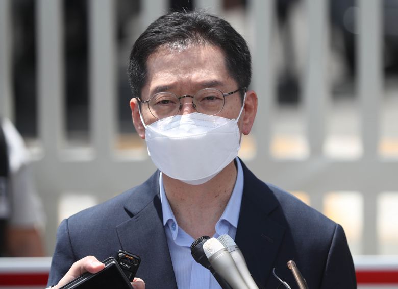 재수감되는 김경수 - 댓글 여론조작 혐의로 2년 실행이 확정된 김경수 전 경남도지사가 26일 수감 전 경남 창원시 마산회원구 창원교도소 앞에서 발언하고 있다. 2021.7.26 연합뉴스