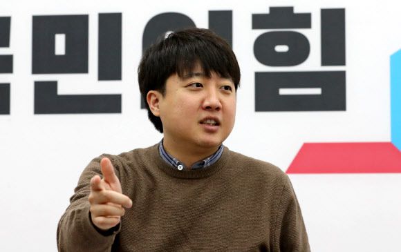 연합뉴스와 인터뷰하는 이준석 대표 - 국민의힘 이준석 대표가 24일 서울 여의도 국회에서 연합뉴스와 인터뷰하고 있다. 2021.12.26 연합뉴스