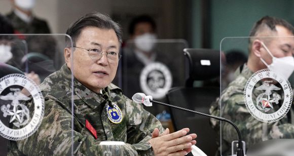 - 문재인 대통령이 23일 서해 백령도 해병대 제6여단을 방문, 지휘통제실에서 근무 중인 해병대 장병들을 격려하고 있다. 2021.12.23 청와대제공