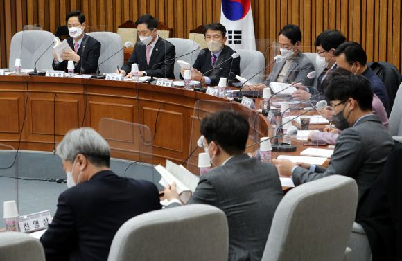 발언하는 김진태 - 국민의힘 김진태 ‘이재명 비리 국민검증특별위원회’ 위원장이 28일 오후 국회에서 열린 국민검증특별위원회 긴급간담회에서 발언하고 있다. 2021.12.28 국회사진기자단