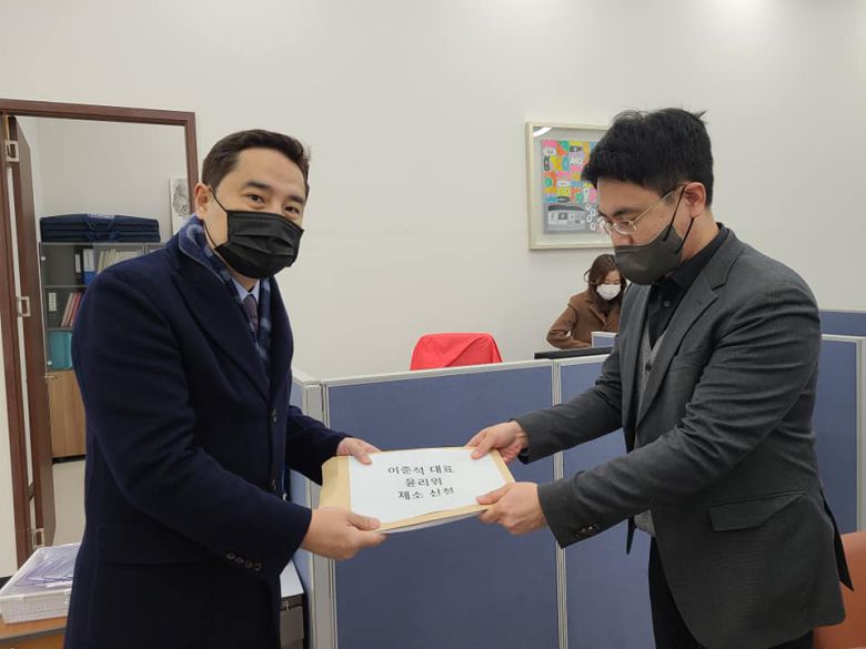 강용석, 국민의힘 윤리위에 이준석 제소 - 유튜브 채널 ‘가로세로연구소(가세연)’를 운영하는 강용석 변호사가 29일 국민의힘 이준석 대표의 ‘성상납 의혹’과 관련, 당 윤리위원회에  제소 신청서를 제출하고 있다. 강용석 페이스북