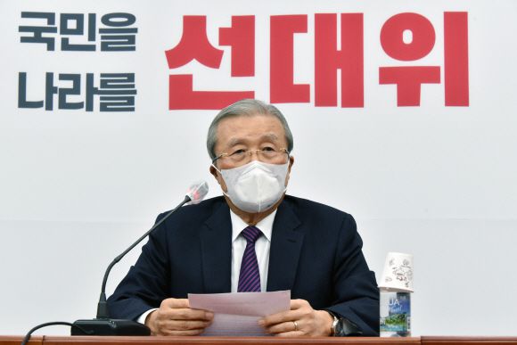 김종인 국민의힘 선거대책위원회 총괄선대위원장이 16일 오전 서울 여의도 국회에서 기자간담회를 가지고 있다. 2021. 12. 16 김명국 선임기자 daunso@seoul.co.kr