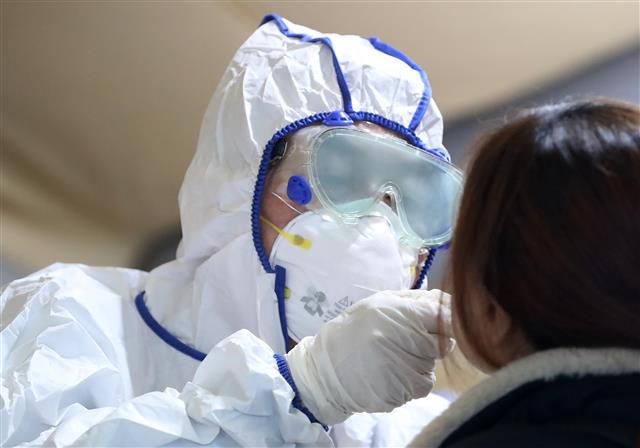 검체 채취하는 안철수 후보 - 안철수 국민의당 대선 후보가 21일 오전 대구 중구보건소 선별진료소에서 의료봉사를 시작해 코로나19 진단검사를 위해 방문한 시민의 검체를 채취하고 있다. 2021.12.21 뉴스1