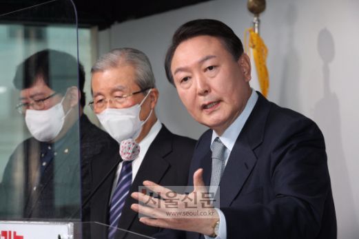 윤석열 국민의힘 대선 후보(맨 오른쪽)와 김종인 총괄선대위원장이 2일 오전 서울 여의도 당사에서 ‘디지털 플랫폼 정부’ 구축과 관련 정책 공약을 발표한 뒤 기자들의 질문에 답변하고 있다. 2022. 1. 2 오장환 기자 5zzang@seoul.co.kr