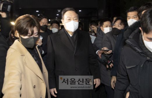 윤석열 국민의힘 대선후보가 3일 저녁 서울 여의도 당사에서 중앙선대위 전면 쇄신안 후속대책을 논의하고 당사를 나서고 있다. 2022.1.3 김명국 선임기자