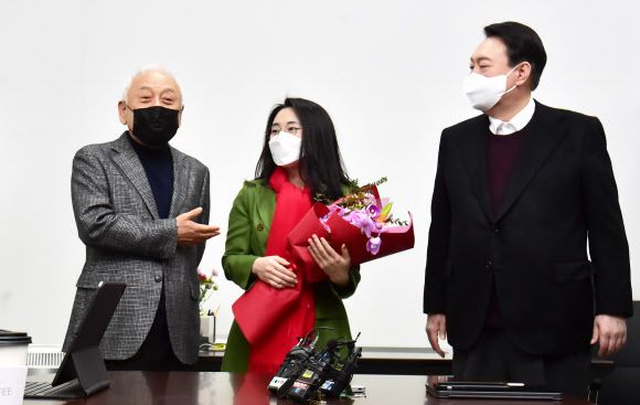 국민의힘 윤석열 대선 후보의 직속 기구인 새시대준비위원회 김한길 위원장이 20일 서울 여의도 위원장실에서 열린 영입인사 환영식에서 새시대준비위 수석부위원장으로 영입된 신지예 한국여성정치 네트워크 대표를 소개하고 있다. 왼쪽부터 김한길, 신지예, 윤석열 후보. 국회사진기자단