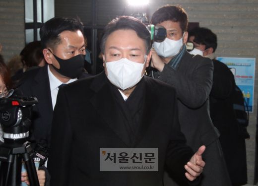 윤석열(가운데) 국민의힘 대선후보가 3일 서울 여의도 국민의힘 당사에서 선거대책위원회 전면 쇄신안 후속 대책을 논의한 뒤 당사를 나서고 있다. 윤 후보는 이날 오전 한국거래소 개장식 참석을 끝으로 공개 일정을 전면 취소하고 선대위 개편 작업에 들어갔다.김명국 선임기자