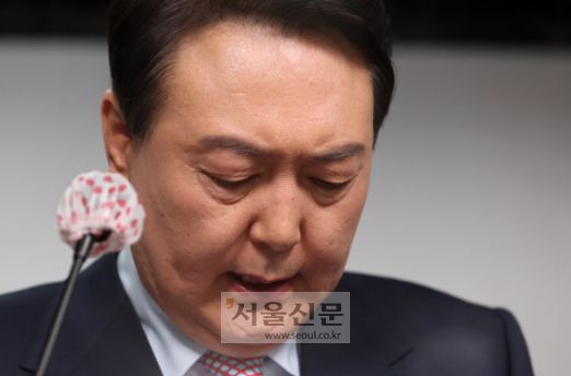 윤석열 국민의힘 대선 후보가 5일 오전 서울 여의도 중앙당사에서 선거대책위원회 해산 및 입장 발표 기자회견을 하고 있다.2022. 1. 5 김명국 선임기자