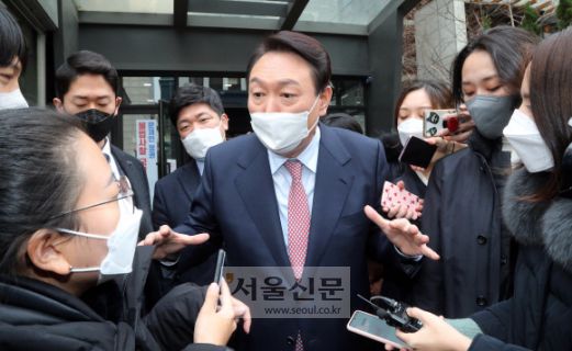 - 윤석열 국민의힘 대선후보가 5일 오후 서울 여의도 중앙당사를 나서며 기자들의 질의에 답하고 있다. 2022. 1. 5 김명국 선임기자