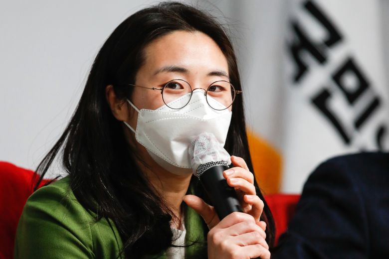 신지예, 국민의힘 신임 새시대준비위원회 수석부위원장 - 신지예 신임 국민의힘 새시대준비위원회 수석부위원장이 20일 오후 서울 여의도 국민의힘 당사에서 기자간담회를 갖고 있다. 2021.12.20 뉴스1